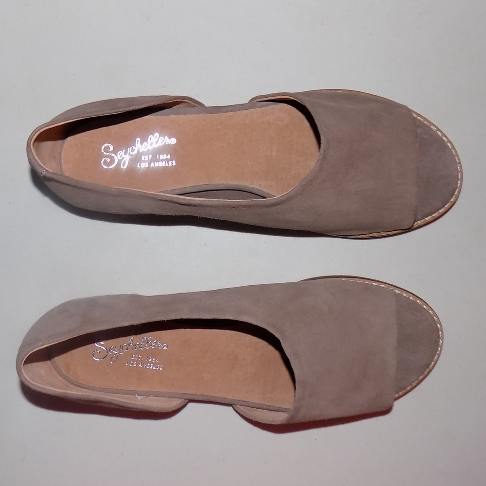 New Seychelles Passport Taupe Suede D'orsays